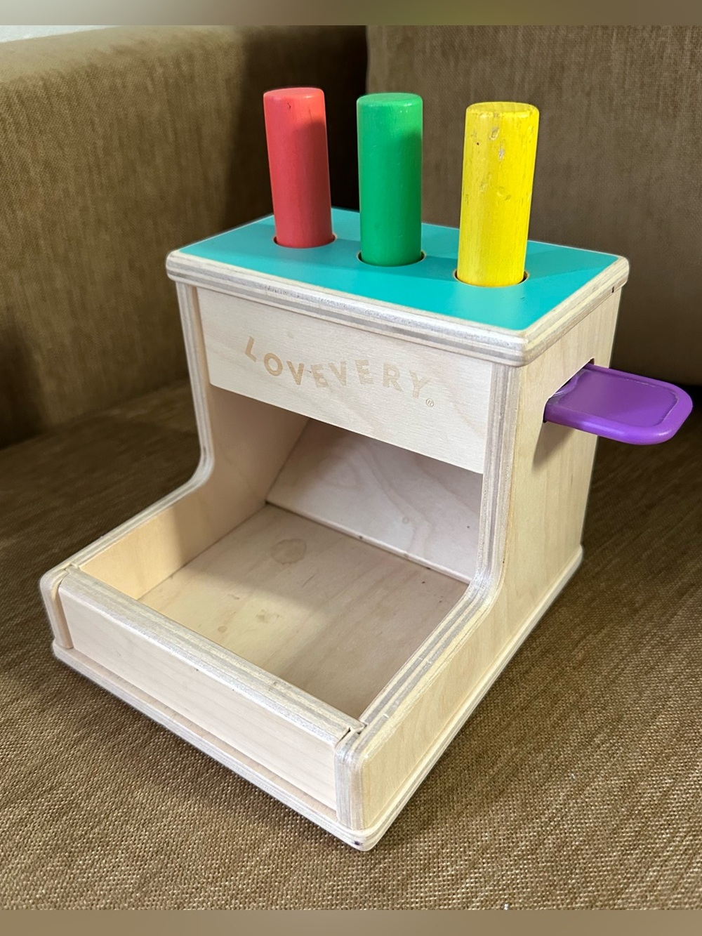 Lovevery • wooden learning toy • pegs release when the purple tab is pushed 🤍
